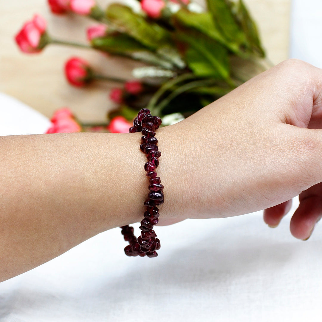 Garnet Chips Elastic Bracelet