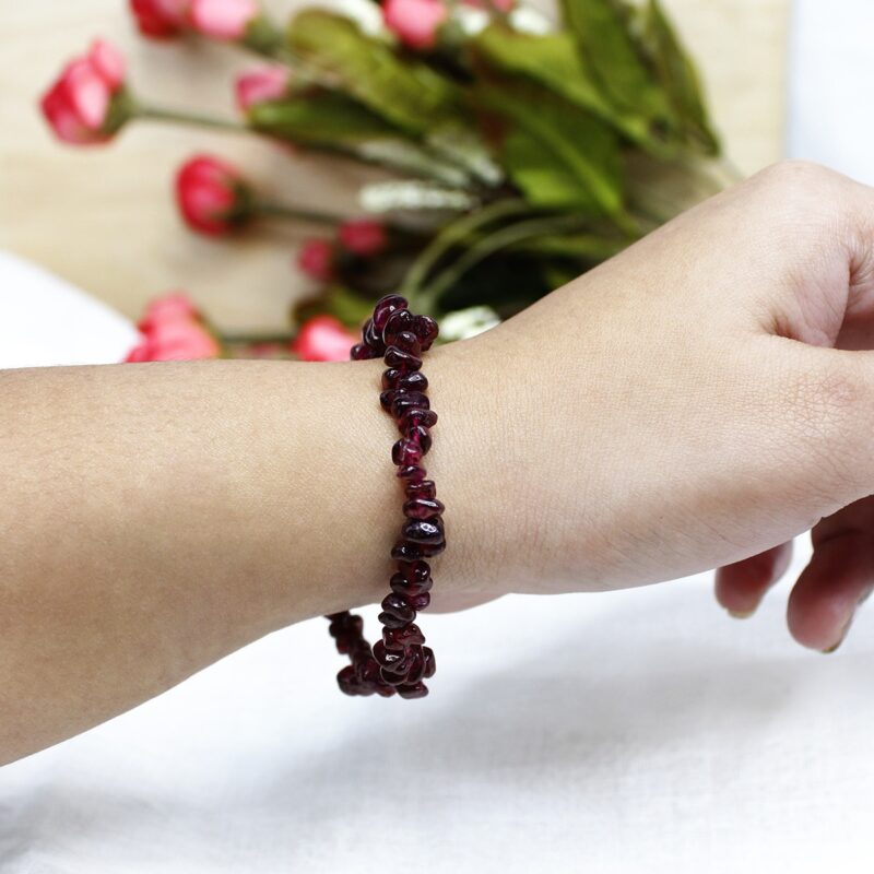 Garnet Chips Elastic Bracelet